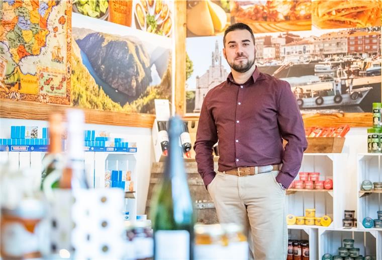 José Francisco Iglesias Carbajales ist erst seit kurzem Bremerhavener und hat im Dezember in der Langener Landstraße ein spanisches Feinkostgeschäft eröffnet.