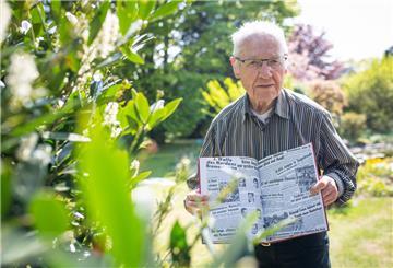 Josef „Jupp“ Machniki blättert in seinem Garten in Nesse im Buch „Und sonntags auf zum Zolli“. Der 90-Jährige wird am Sonnabend bei der Premiere des Dokumentarfilms „Mythos Zolli“ einer der Ehrengäste sein.
