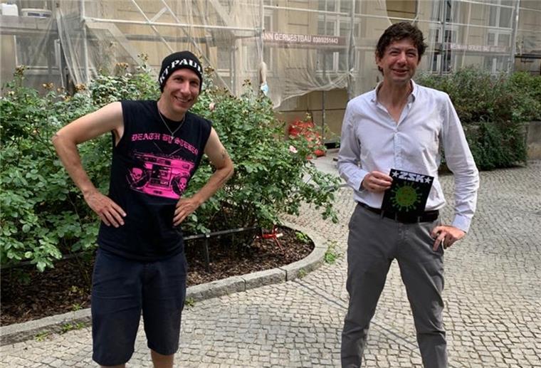 Punkrock-Sänger Joshi trifft Christian Drosten Joshi von der Punkband ZSK (links) überreicht dem Virologen Christian Drosten eine Single mit dem Drosten-Song „Ich habe Besseres zu tun“.