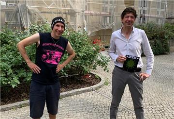 Joshi von der Punkband ZSK (links) überreicht dem Virologen Christian Drosten eine Single mit dem Drosten-Song „Ich habe Besseres zu tun“.