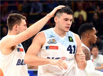 Joshua Braun (links) tröstet seinen Mitspieler Will Vorhees. Die Siegesserie der Eisbären fand gegen Chemnitz ein Ende.