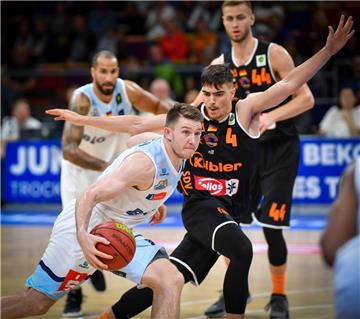 Joshua Braun (links) und seine Eisbären-Teamgefährten wollen auch das vierte Saisonspiel gegen Trier erfolgreich gestalten. 