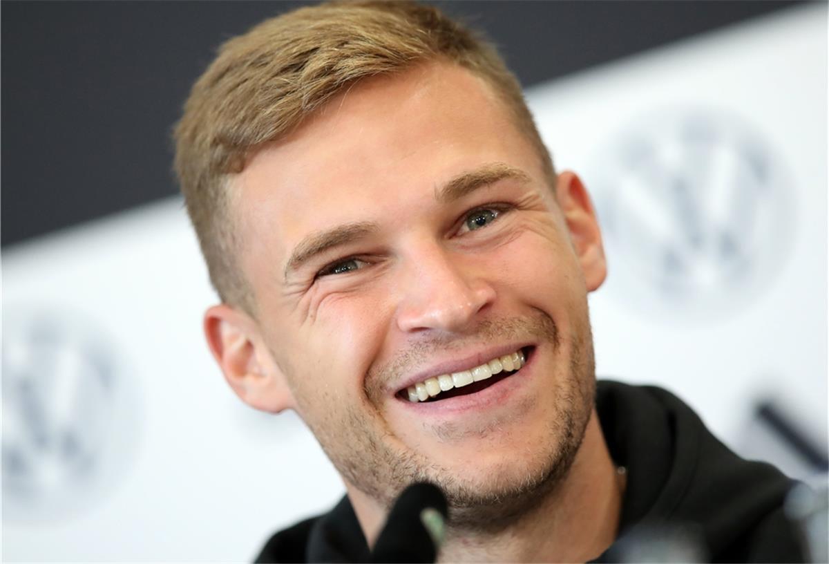 Kimmich baut Sandkiste: „Leider eher Murks“ Joshua Kimmich nimmt es mit Humor: Fußballspielen kann er, handwerken eher nicht.