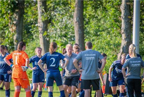 Joshua von Glahn (Zweiter von rechts) musste mit dem FC Geestland eine hohe Niederlage hinnehmen.