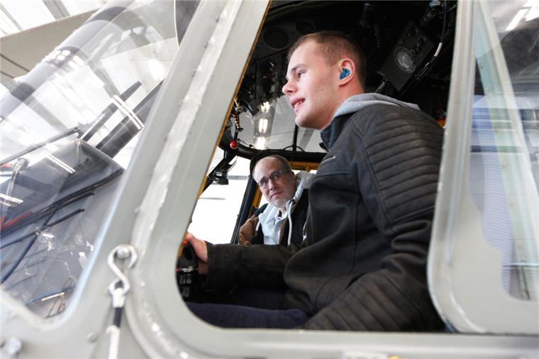 Joshuas Traum wird wahr: Er darf im Cockpit vom Sea King Platz nehmen.