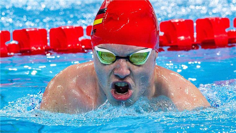 Josia Tim Alexander Topf überrascht als Sieger über 150 Meter Lagen.