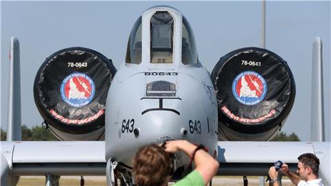 Journalisten fotografieren bei einem Medientag zum Internationalen Luftwaffen-Manöver „Air Defender 2023“ ein Kampfflugzeug A10 der US-Airforce.