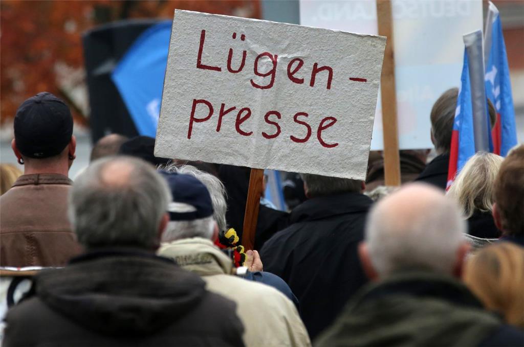 Journalisten landeten auf dem viertletzten Platz. Im vergangen Jahr waren vor allem im rechtspopulistischen Pegida-Lager &quot;Lügenpresse&quot;-Vorwürfe laut geworden - Journalisten büßen im Vergleich zu 2014 aber lediglich einen Prozentpunkt auf 36 Prozent ein.