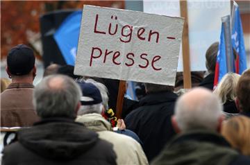 Journalisten landeten auf dem viertletzten Platz. Im vergangen Jahr waren vor allem im rechtspopulistischen Pegida-Lager &quot;Lügenpresse&quot;-Vorwürfe laut geworden - Journalisten büßen im Vergleich zu 2014 aber lediglich einen Prozentpunkt auf 36 Prozent ein.