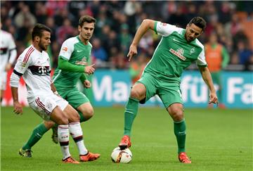 Juan Bernat (links) im Zweikampf mit den Werder-Profis Fin Bartels und Claudio Pizarro.