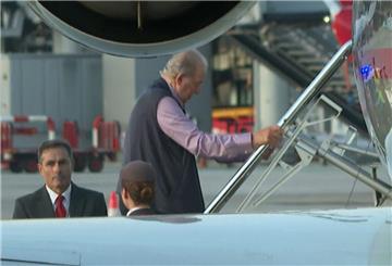 Juan Carlos (M), Altkönig von Spanien, am Internationalen Flughafen Vigo-Peinador.