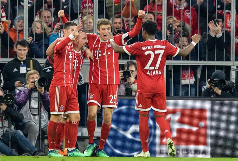 Bayern-Lehrstunde für Dortmund Jubel bei den Bayern-Spielern über den hohen Sieg gegen Dortmund.