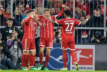 Jubel bei den Bayern-Spielern über den hohen Sieg gegen Dortmund. 