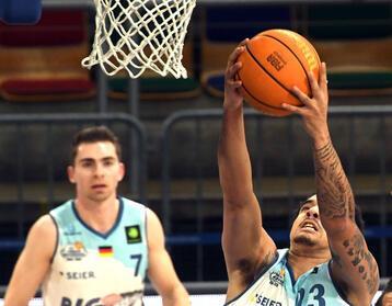 Jubel bei den Eisbären-Profis um Topwerfer (vorne) Khalid Thomas.