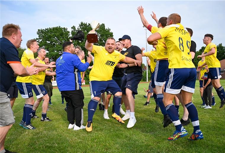 TuSpo Surheide feiert Sieg im NZ-Pokal Jubel bei den Spielern von TuSpo Surheide über den Sieg im NZ-Pokal.