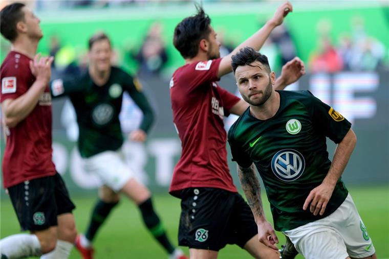 Jubel bei den Wolfsburgern, Entsetzen bei den Hannoveranern: Arena. Renato Steffen vom VfL Wolfsburg (rechts) hat zum 2:1 getroffen. 