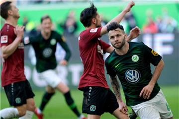 Jubel bei den Wolfsburgern, Entsetzen bei den Hannoveranern: Arena. Renato Steffen vom VfL Wolfsburg (rechts) hat zum 2:1 getroffen. 