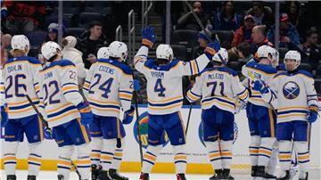 Jubel beim ersten Sieg nach zuvor 13 Niederlagen: Die Buffalo Sabres um JJ Peterka.
