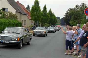 Jubel für Fahrer und Autos.