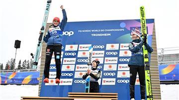 Jubel im Regen und vor leeren Rängen: Selina Freitag (l) feiert ihre Silbermedaille.