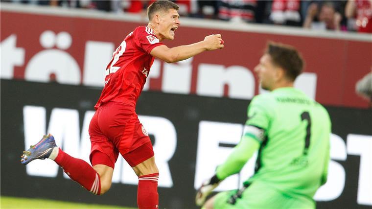 Hannover verliert Duell der Aufstiegskandidaten Jubel in Düsseldorf: Danny Schmidt trifft gegen Hannover.