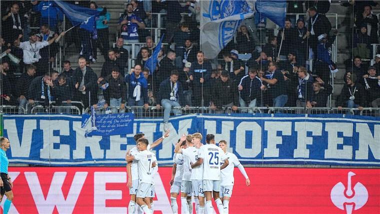 Jubel über den späten Ausgleich: Hoffenheims Profis um Max Moerstedt 
