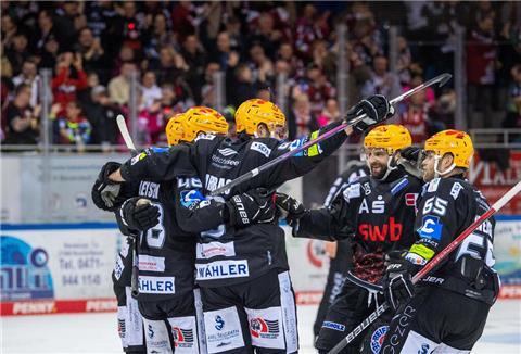 Jubelnde Pinguins: Dieses Bild wünschen sich die Fans auch für das zweite Heimspiel am Freitag.
