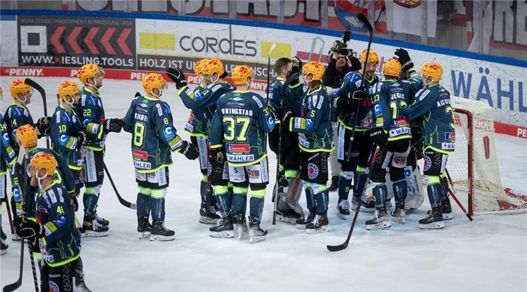 Jubelnde Pinguins-Spieler nach dem Sieg