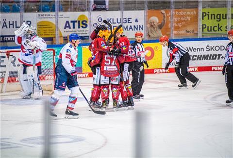 Jubelszene der Pinguns-Spieler. Sie schlugen die Adler Mannheim nach einer tollen Leistung.