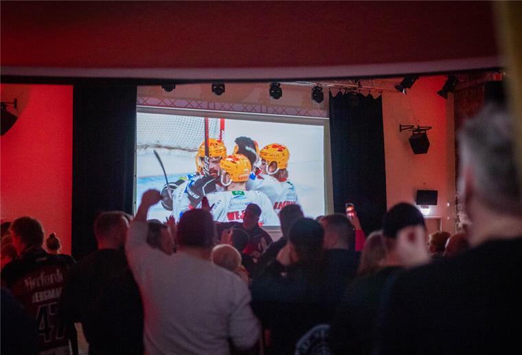 Public Viewing für Fans: Pinguins-Saisonauftakt wird im Apollo gezeigt Jubelszenen wie diese wünschen sich alle Fans der Fischtown Pinguins auch am Freitag wieder.
