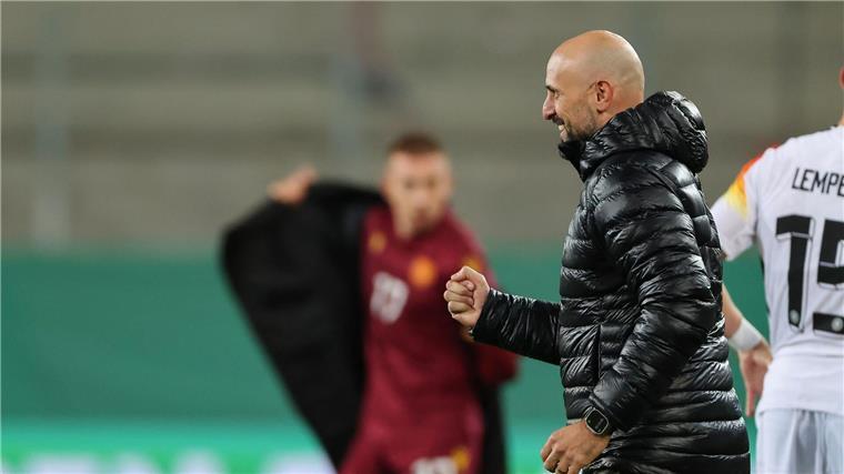 Jubelt über den Gruppensieg: Trainer Antonio Di Salvo.