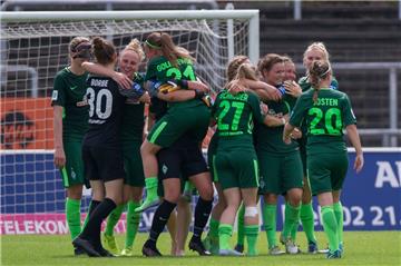 Jubeltraube nach dem Schlusspfiff. Mit einem 2:0-Sieg gegen Köln haben die Werder-Frauen den Klassenerhalt geschafft.