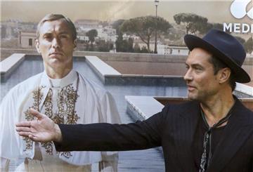 Jude Law vor einem Plakat mit sich als Papst Pius XIII. in der Serie „The Young Pope“. (Archivbild)