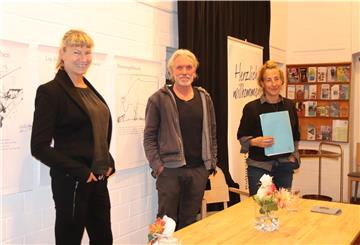 Judith Hermann (rechts) und Andreas Reiberg sind bei der Lesung der Schriftstellerin aus Berlin einen künstlerischen Dialog eingegangen. Monika Eden, Leiterin des Literaturhauses Oldenburg, hat das Format der „Entdeckungstouren“ ins Leben gerufen.
