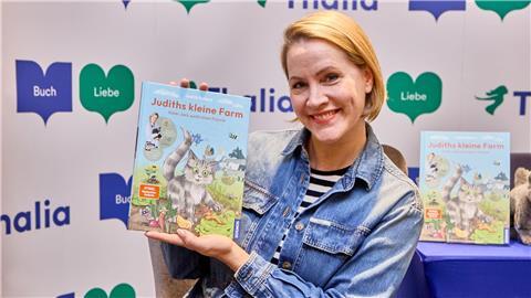 Judith Rakers mit ihrem Buch „Judiths kleine Farm“.