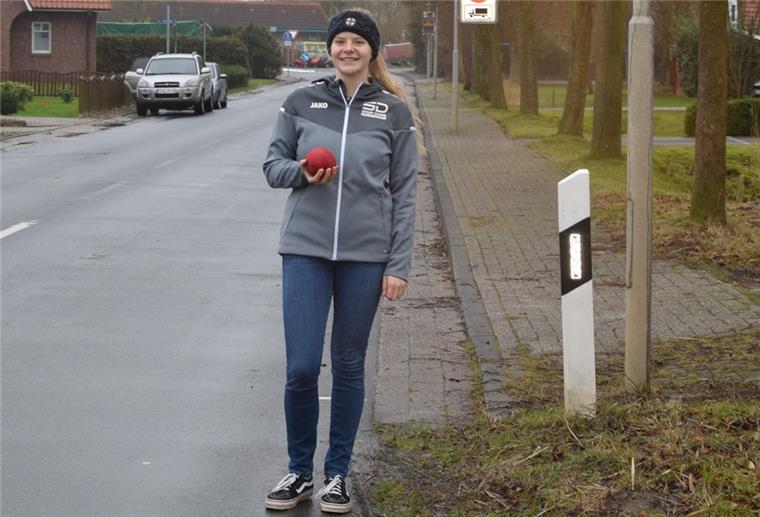 Judith Reins ist nicht nur Jugendwartin des KBV Schweewarden, sondern boßelt auch in der Landesliga-Frauenmannschaft.