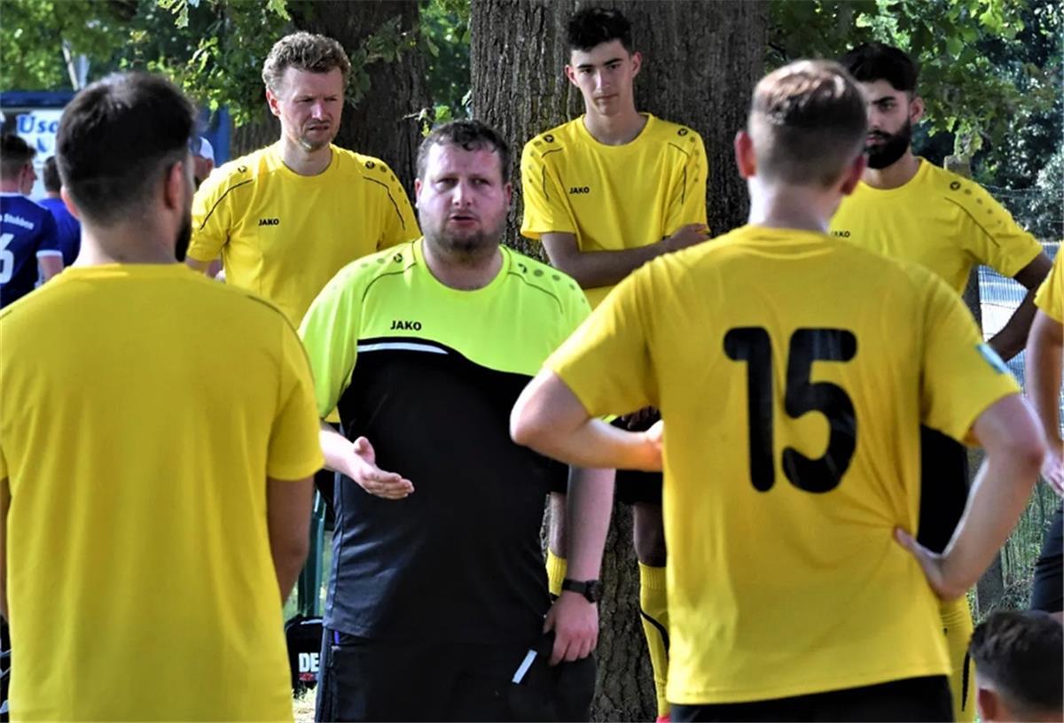 Bremerhavener Jürgen Damsch hilft bei Mission Klassenerhalt Jüren Damsch (Mitte) hat bislang die U15 des FC Oberneuland trainiert und bringt sich jetzt zusätzlich als Co-Trainer bei den Regionalliga-Herren ein.