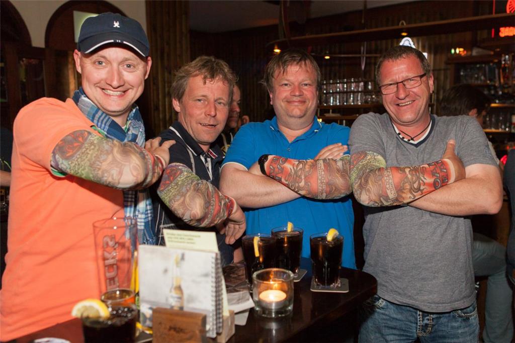 Jürgen, Heiner, Hans und Ulli mit &quot;Überzieh-Tattoos&quot;...