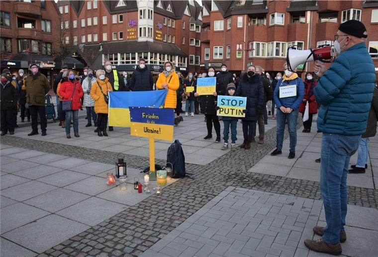 In Nordenham 250 Teilnehmer bei Mahnwache für Frieden Jürgen Janssen vom Kreisvorstand der Grünen kündigte weitere Aktionen als Zeichen der Solidarität mit der Ukraine an.