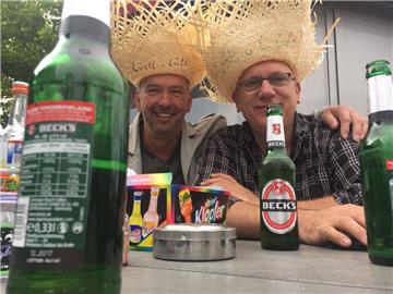 Jürgen (links) und Volker aus Nordenham feiern den Vatertag mit Bier, Kurzen und Freunden in Bremerhaven. Foto Maffiotte