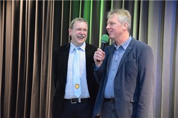 Jürgen Marherr (links) wechselt als Rektor der Grundschule Selsingen in den Ruhestand. Der kommissarische Schulleiter Helmut Winkelmann (rechts) dankte ihm unter anderem für seine "durch und durch kindgerechte Pädagogik".