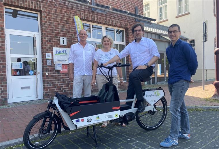 E-Lastenrad für Nordenham: Was kann das nachhaltige Gefährt? Jürgen Rahmel von der Nationalparkverwaltung Niedersächsisches Wattenmeer (von links), NMT-Geschäftsführerin Ilona Tetzlaff, Bürgermeister Nils Siemen und Stadt-Energiemanager Renko Buhr freuen sich, dass bei NMT künftig E-Lastenrad "Willi" kostenlos ausleihbar ist.
