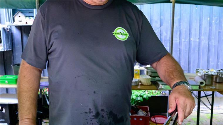 Wacholder-Gin und „FrikHEIDElle“ bei der 2. Heidjer.ART Jürgen Suhr, Fleischermeister, brät Frikadellen („FrikHEIDElle“), die unter anderem aus Heidekräutern bestehen.