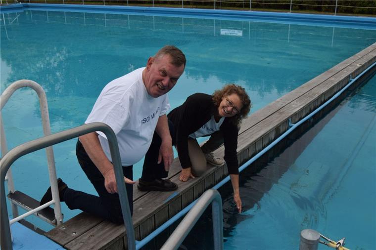 Midlum: Anbaden im Freibad Jürgen „Zacki“ Kirchwehm und Anne Reyer von der der Bade- und Schwimmgemeinschaft Midlum testen schon einmal die Wassertemperatur.