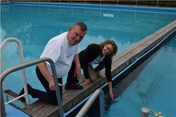 Jürgen „Zacki“ Kirchwehm und Anne Reyer von der der Bade- und Schwimmgemeinschaft Midlum testen schon einmal die Wassertemperatur.