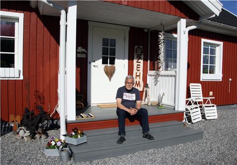 Jürgen Zehm, ehemaliger Erster Stadtrat von Geestland, vor seinem Haus in Töresbyn, Schweden. Seit Oktober 2019 lebt er dort mit seiner Frau Astrid.