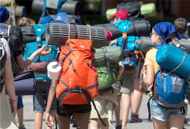 Kreis Rotenburg: 100.000 Euro für Familien Kinder sind mit Rucksack unterwegs.