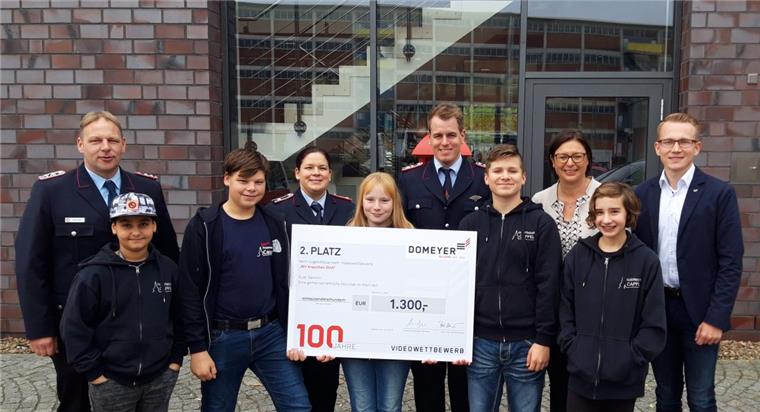 Jugendfeuerwehr aus Cappel gewinnt bei Video-Wettbewerb Jugendfeuerwehr Cappel bei der Preisübergabe bei der Firma Domeyer in Bremen