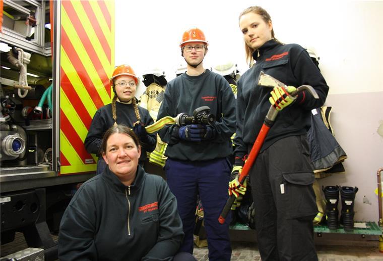 Jugendfeuerwehrwartin Ulrike Bruns (vorne) ist seit 26 Jahren in der freiwilligen Feuerwehr aktiv. Vor vier Jahren kam sie nach Bremerhaven. Liah Prawitz (12, hinten links) und Lara Michaelsen (17, Mitte) engagieren sich in der Jugendfeuerwehr Wulsdorf. Lynn Kotzerke ist Betreuerin.
