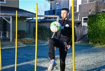Ein junger Fußballspieler.